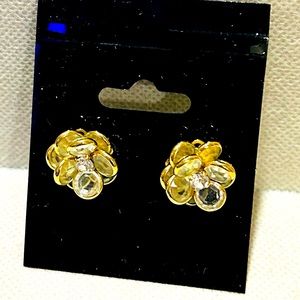 Costume jewelry Pair of crystal and gold petal flower earrings